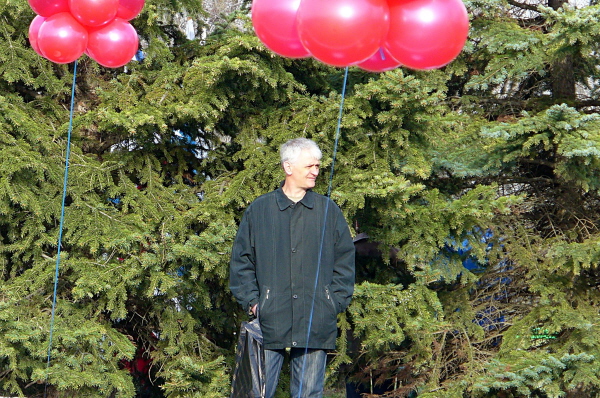 Алексей Гвоздюк (ex RA4CHP) с шариками и на фоне ёлочек